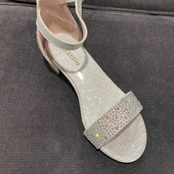 Brand New Girls Dufannie Silver Sandals 13 - Picture 2 of 4